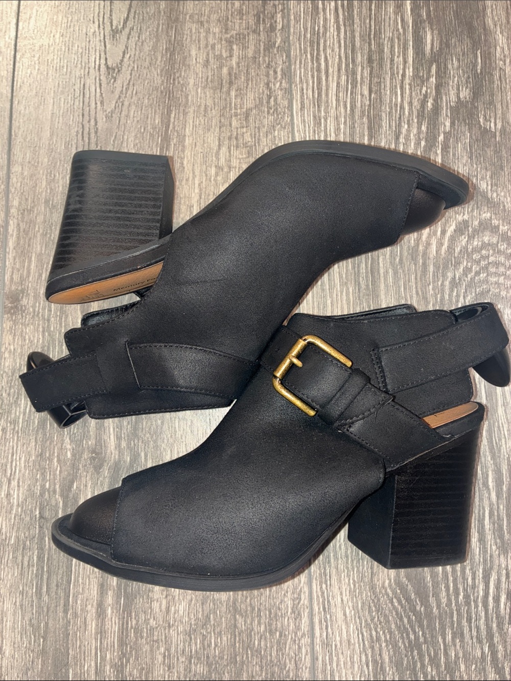 Time and Tru Black Open-Toe Block Heel Sandals with Gold Buckle Womens 6